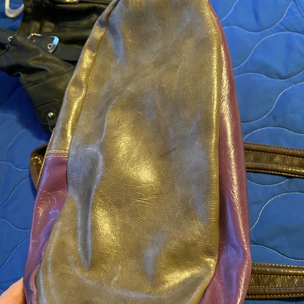 Guess Purse - Picture 3 of 14
